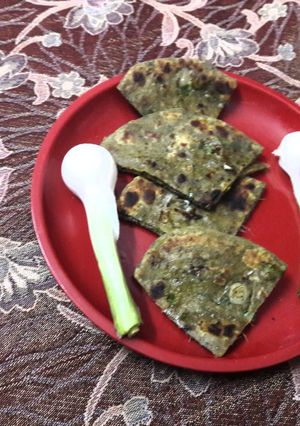 A picture of Spring onion.and bathua Parantha.
