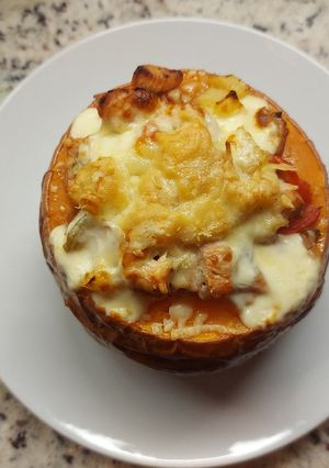 Una foto de Zapallo anco relleno con guisado de pollo