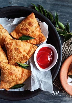 A picture of Baked Mushroom Samosa.