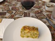 Una foto de pastel de puerro calabacín