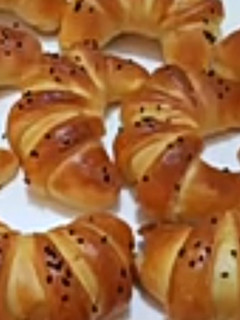 صورة لوصفة كرواسان مالح بحشوة الخضر والجبن
