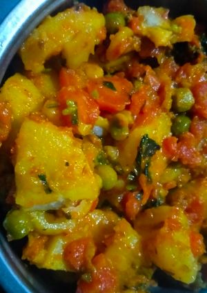 गाजर आलू मटर (gajar aloo matar recipe in Hindi) रेसिपी मुख्य फोटो