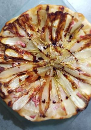 Une photo de Tarte tatin endive lardons picodon