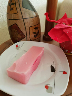 Una foto de Gelatina de fresa con leche condensada