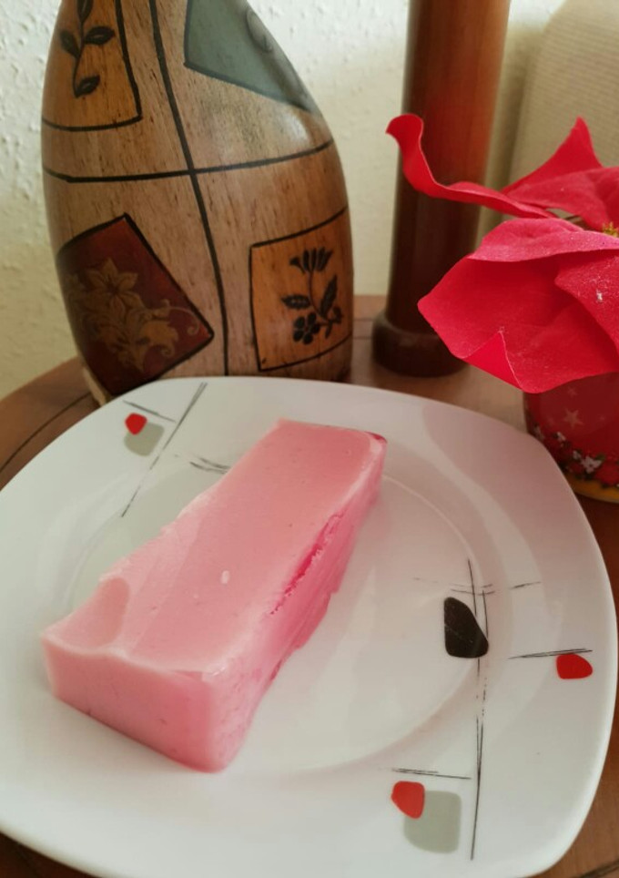 Una foto de Gelatina de fresa con leche condensada