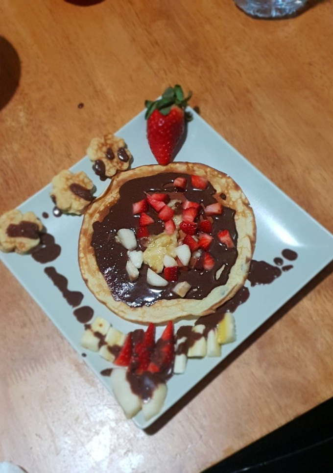 Una foto de Crepes con chocolate y picadillo de fruta