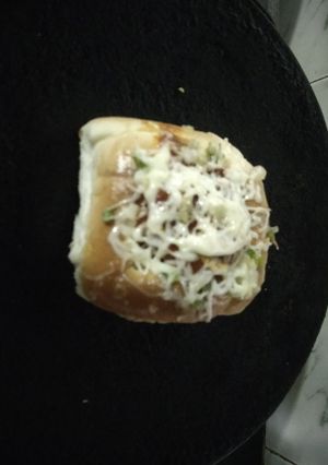 A picture of Cheesy buns with chatpata balls.