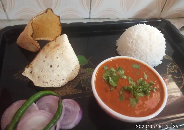 How to Prepare Any-night-of-the-week Rajma rice with papad and onion salad