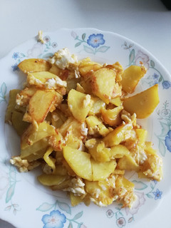 Una foto de Patatas revueltas con huevo