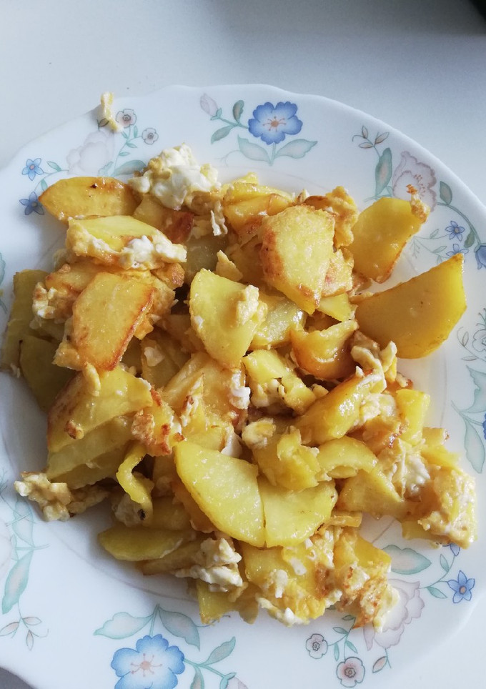 Una foto de Patatas revueltas con huevo