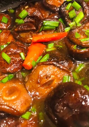 Hình của món Nấm đông cô kho cay.