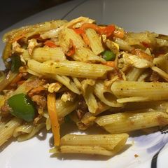 A picture of Shredded chicken and beef vegetable macaroni.
