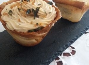 Foto principal de Tartaletes de truita de pèsols en tempura amb salsa d'ou oriental emulsionada amb toppings de ceba cruixent i alga