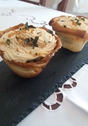 Una foto de Tartaletes de truita de pèsols en tempura amb salsa d'ou oriental emulsionada amb toppings de ceba cruixent i alga