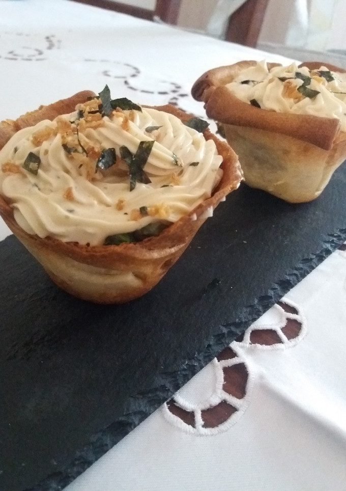 Una foto de Tartaletes de truita de pèsols en tempura amb salsa d'ou oriental emulsionada amb toppings de ceba cruixent i alga