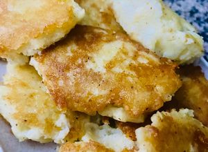 Una foto de BOCADOS DE PURÉ DE PAPAS Y QUESO EN HEBRAS 🥔🧀🍽️🍷