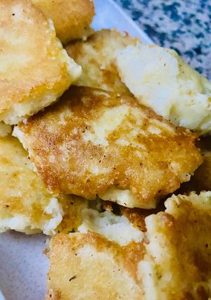 Una foto de BOCADOS DE PURÉ DE PAPAS Y QUESO EN HEBRAS 🥔🧀🍽️🍷