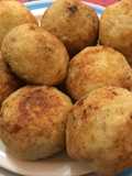 Bolas de arroz, rellenas de picadillo