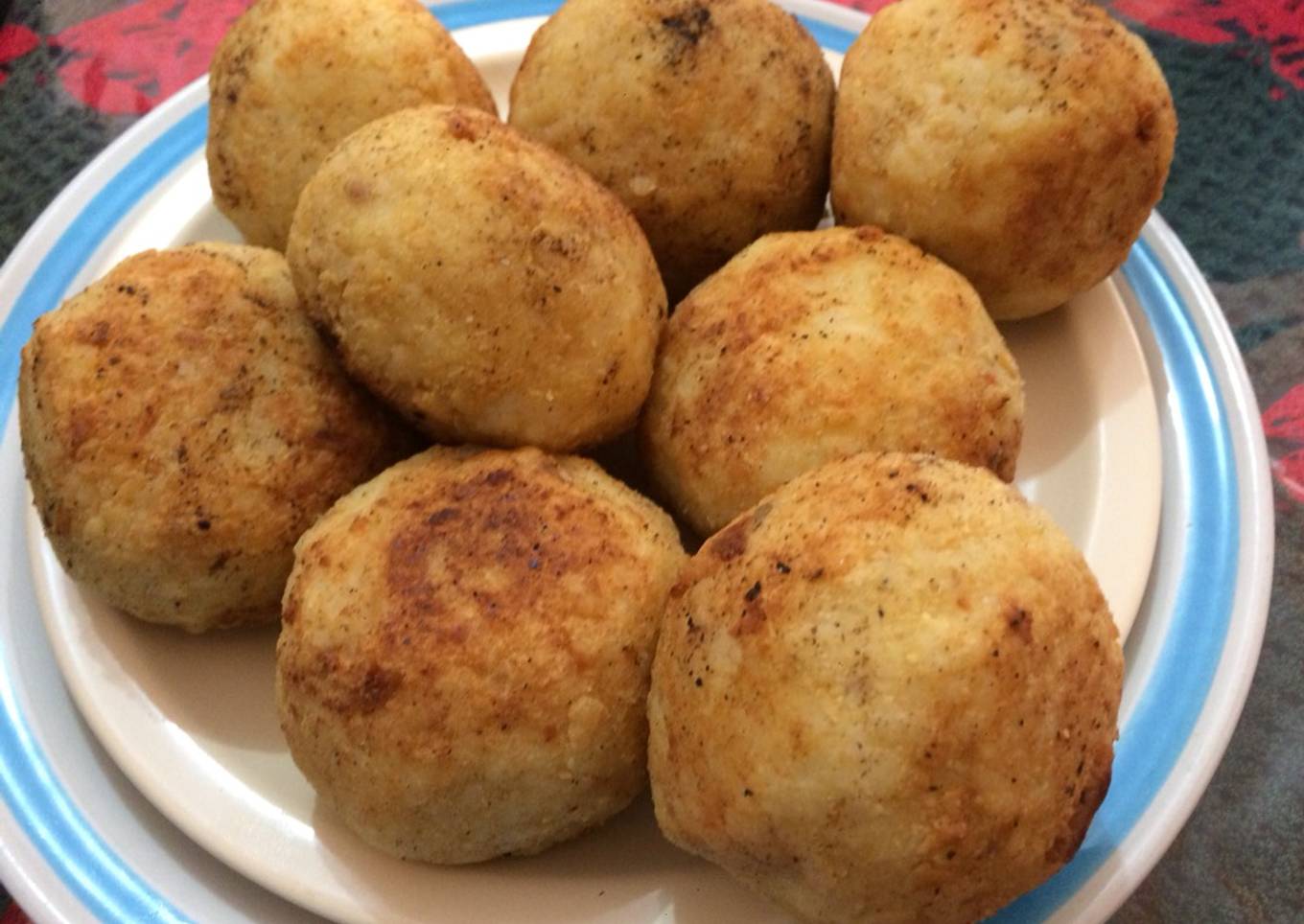 Bolas de arroz, rellenas de picadillo