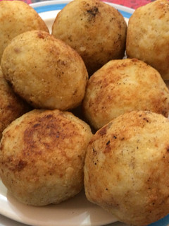 Una foto de Bolas de arroz, rellenas de picadillo
