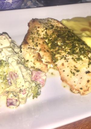 Una foto de Pollo al Orégano con Puré a los Tres Quesos y Ensalada de Brócoli