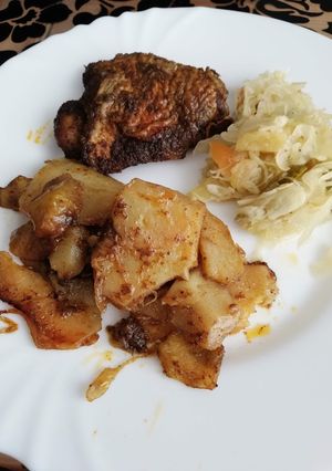 Rozmaringos csirkecomb, hagymás burgonyaágyon recept fotója