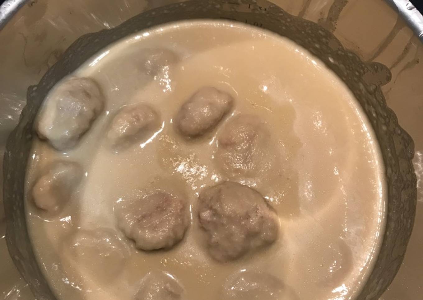 Albóndigas de pollo al vapor con salsa de manzana, cebolla y vino dulce