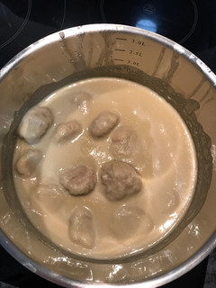 Una foto de Albóndigas de pollo al vapor con salsa de manzana, cebolla y vino dulce
