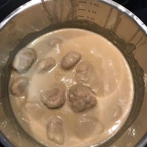 Albóndigas de pollo al vapor con salsa de manzana, cebolla y vino dulce