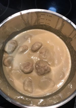 Foto principal de Albóndigas de pollo al vapor con salsa de manzana, cebolla y vino dulce