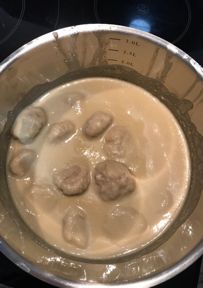 Una foto de Albóndigas de pollo al vapor con salsa de manzana, cebolla y vino dulce