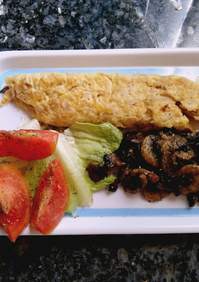 Una foto de Tortilla de atún con champiñones al ajillo