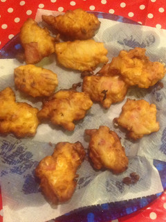 Una foto de Buñuelos de bacon y huevo cocido