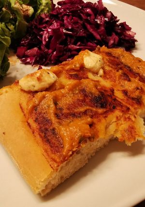 Une photo de Focaccia au pesto rouge