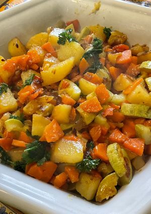 Une photo de Trio de légumes sautés à l’ail, oignon et persil