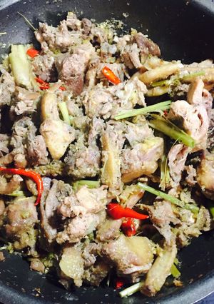 Hình của món Gà kho sả ớt.
