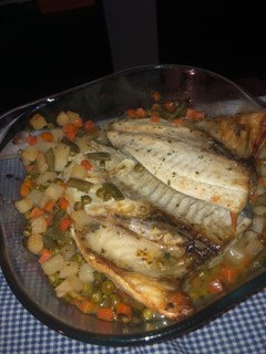 Una foto de Lubina al horno con macedonia de verduras