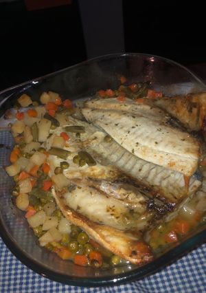 Una foto de Lubina al horno con macedonia de verduras