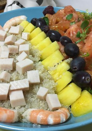 Una foto de Ensalada de quinoa con gambas, tomate, pavo y piña