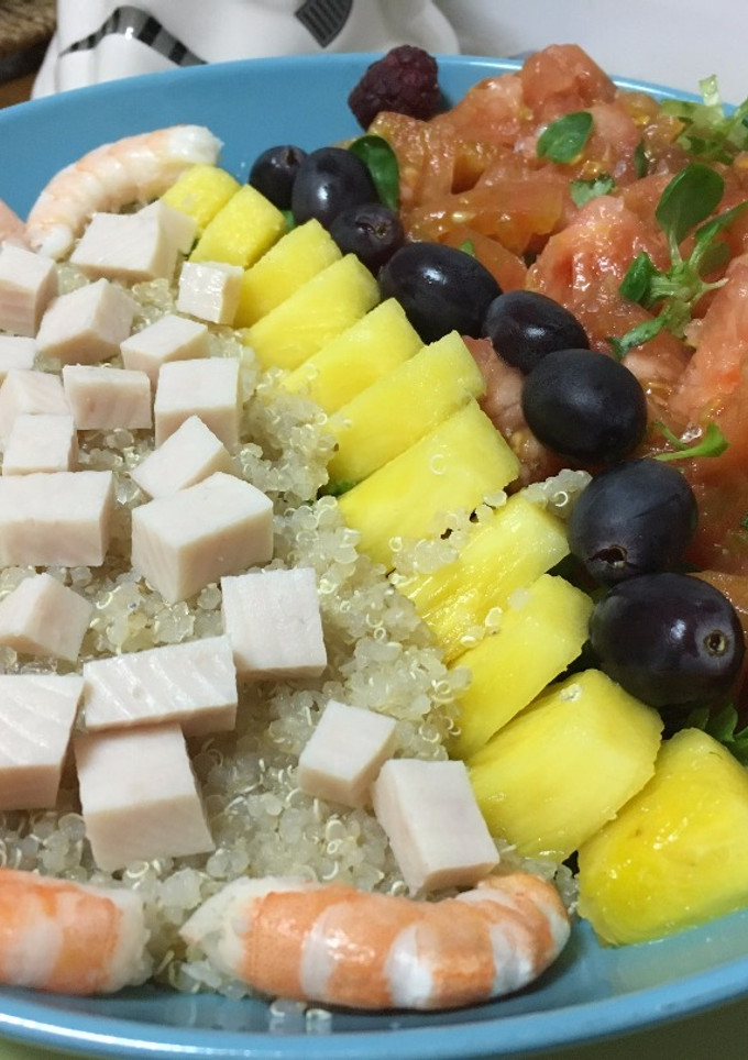 Una foto de Ensalada de quinoa con gambas, tomate, pavo y piña