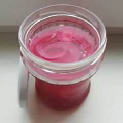 A picture of Pickled red onions.