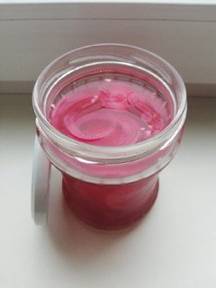 A picture of Pickled red onions.