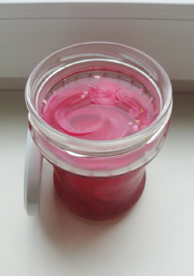 A picture of Pickled red onions.