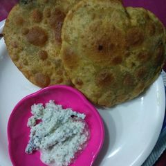 A picture of Bathua aloo kachori.