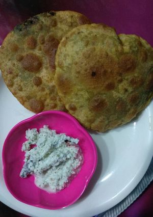 A picture of Bathua aloo kachori.