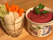 Una foto de hummus remolacha