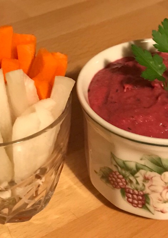 Una foto de Hummus de remolacha