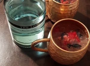 Una foto de Gin con frutos rojos