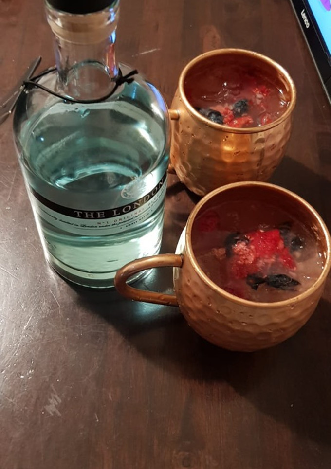 Una foto de Gin con frutos rojos