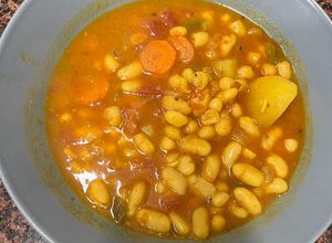 Foto principal de Potaje de alubias blancas vegetariano